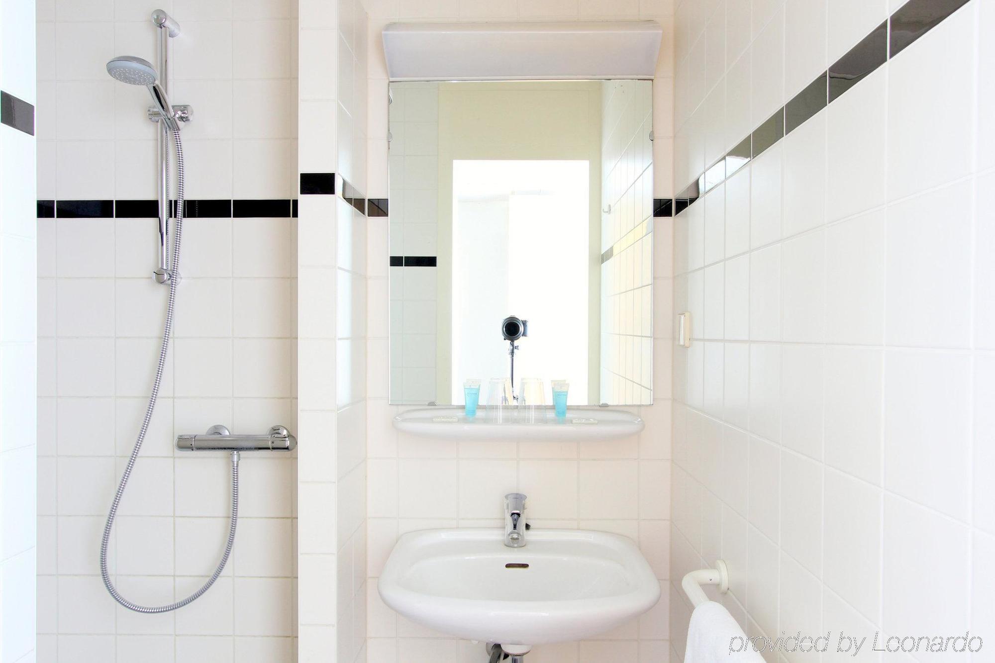Bastion Hotel Leiden Voorschoten Экстерьер фото