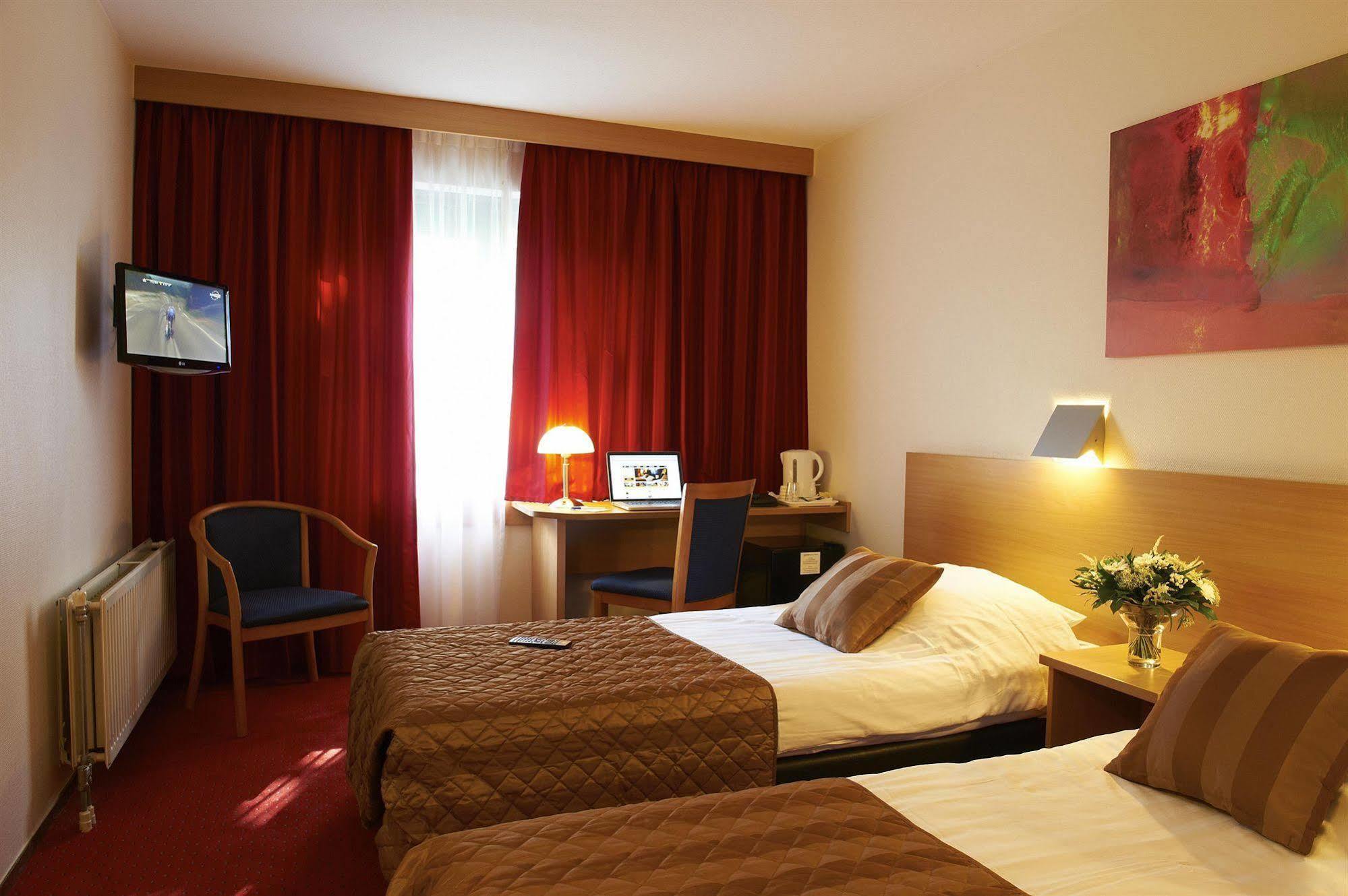 Bastion Hotel Leiden Voorschoten Экстерьер фото