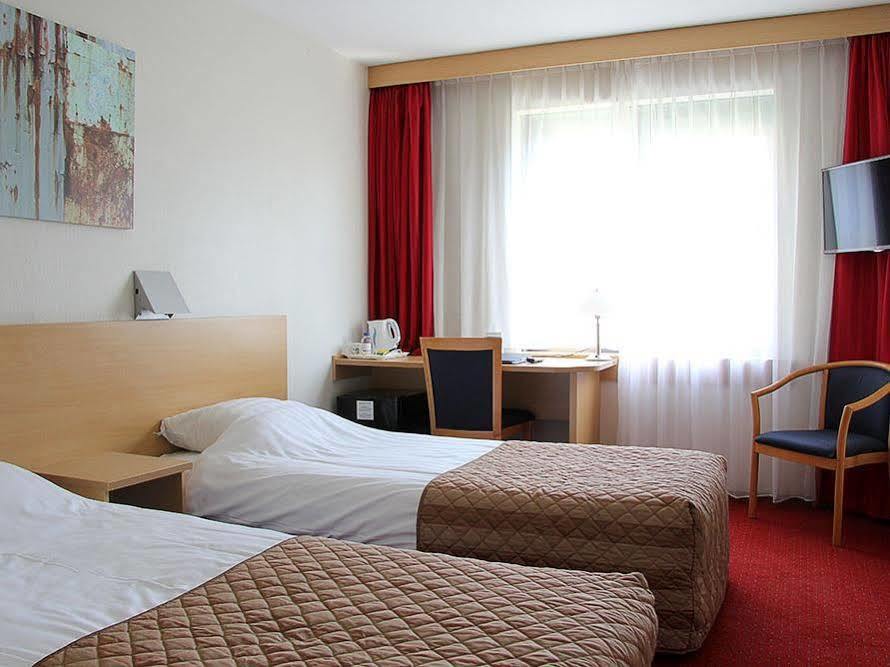 Bastion Hotel Leiden Voorschoten Экстерьер фото