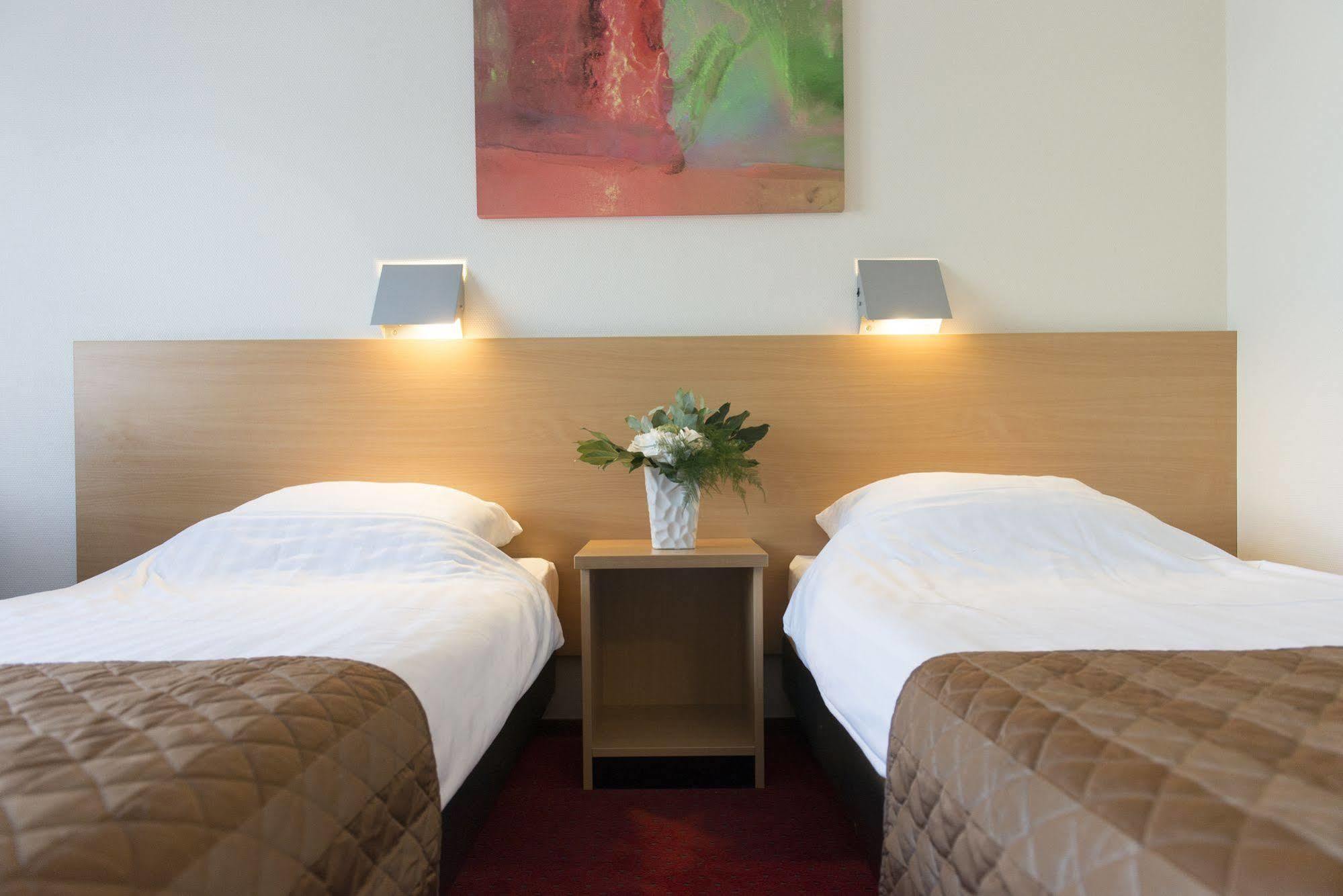 Bastion Hotel Leiden Voorschoten Экстерьер фото