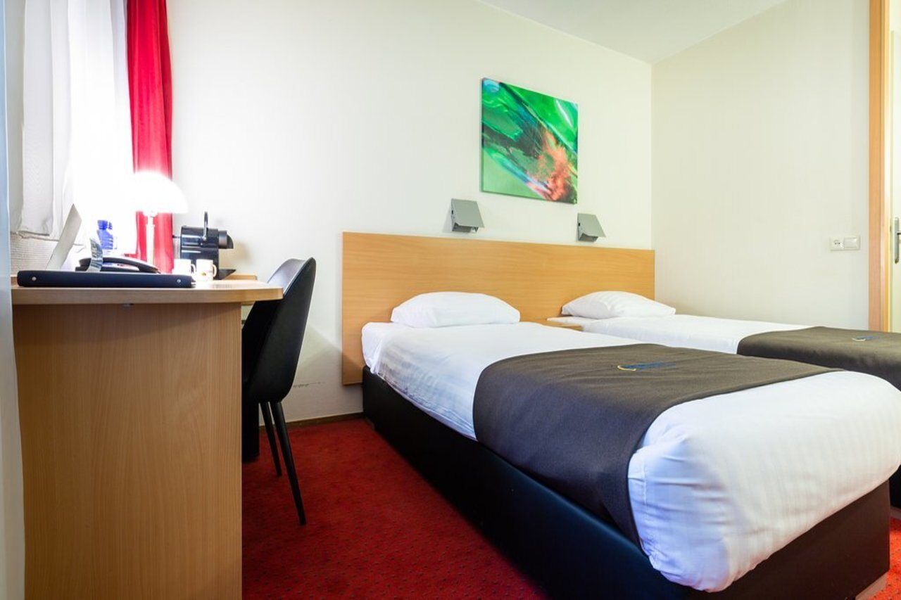 Bastion Hotel Leiden Voorschoten Экстерьер фото